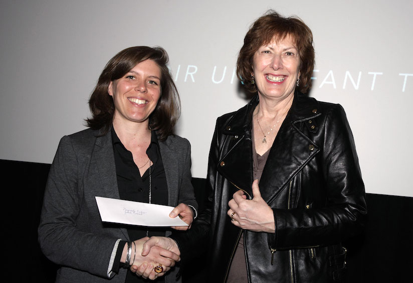 Julie Robert recevant son prix des mains de Line Pagé, responsable du Grand Montréal à Ici Radio-Canada Première. (photo: Alain Chagnon).