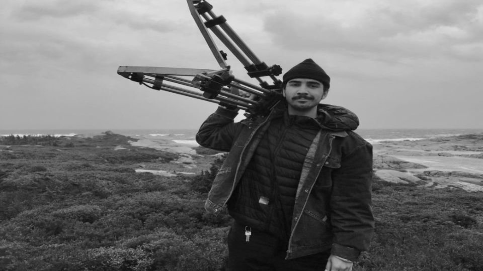 Evangelos Desborough lors du tournage de son film « Né bleu », à Peggy's Cove, en Nouvelle-Écosse, le 22 septembre 2018. (Crédit: Félix Cayer)