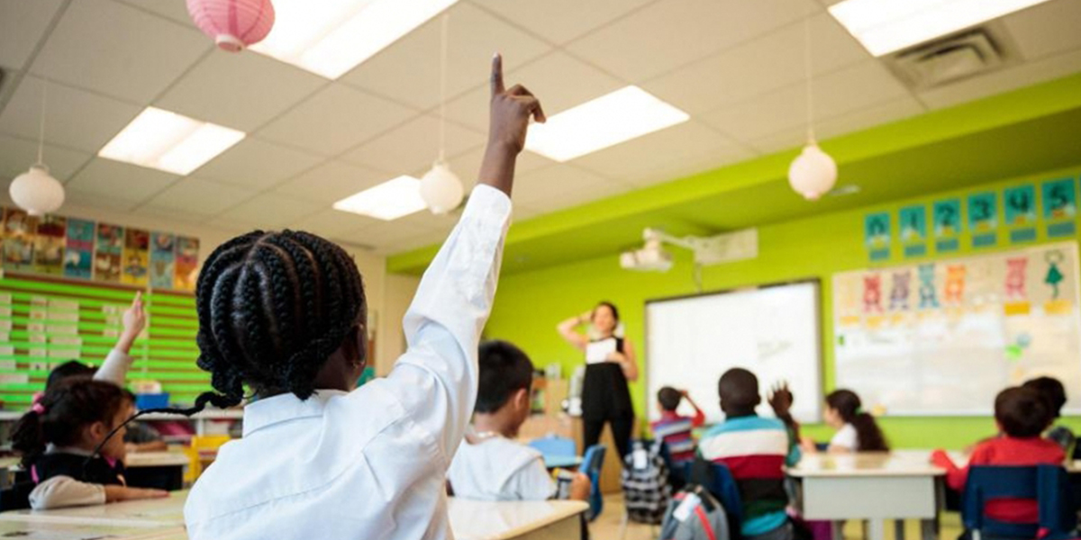 « Ça m'est arrivé à quelques reprises de voir des enfants qui n'étaient pas allés ou très peu à l'école. À cet âge-là, normalement, ils sont capables d’écrire, mais il y en certains qui en ont pas la capacité parce que leur scolarité a été interrompue », explique Nathalie Roulez, conseillère pédagogique au CSSDM. ©La Presse - Hugo-Sébastien-Aubert