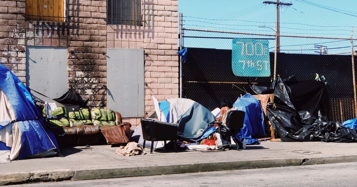 Campement de personnes en situation d'itinérance pendant la crise du logement