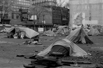 Campement de personnes en situation d'itinérance suite à la crise du logement