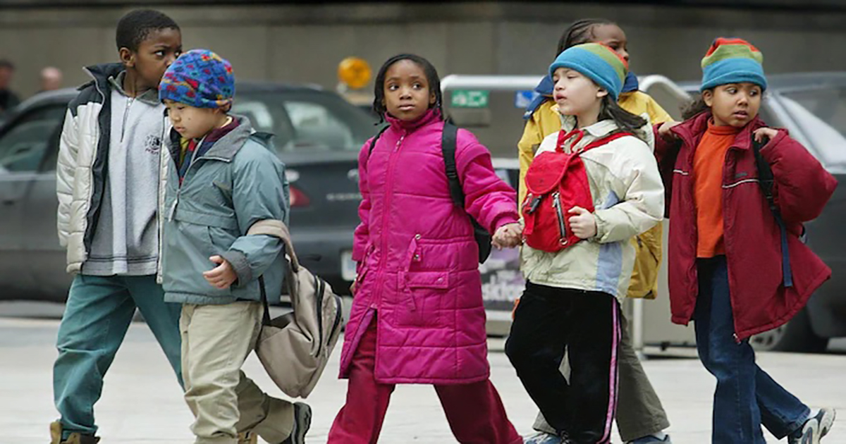 Enfants issus de l’immigration marchant vers l’école au Québec, symbole des défis d’intégration et du manque d’encadrement dans le système d’éducation québécois.