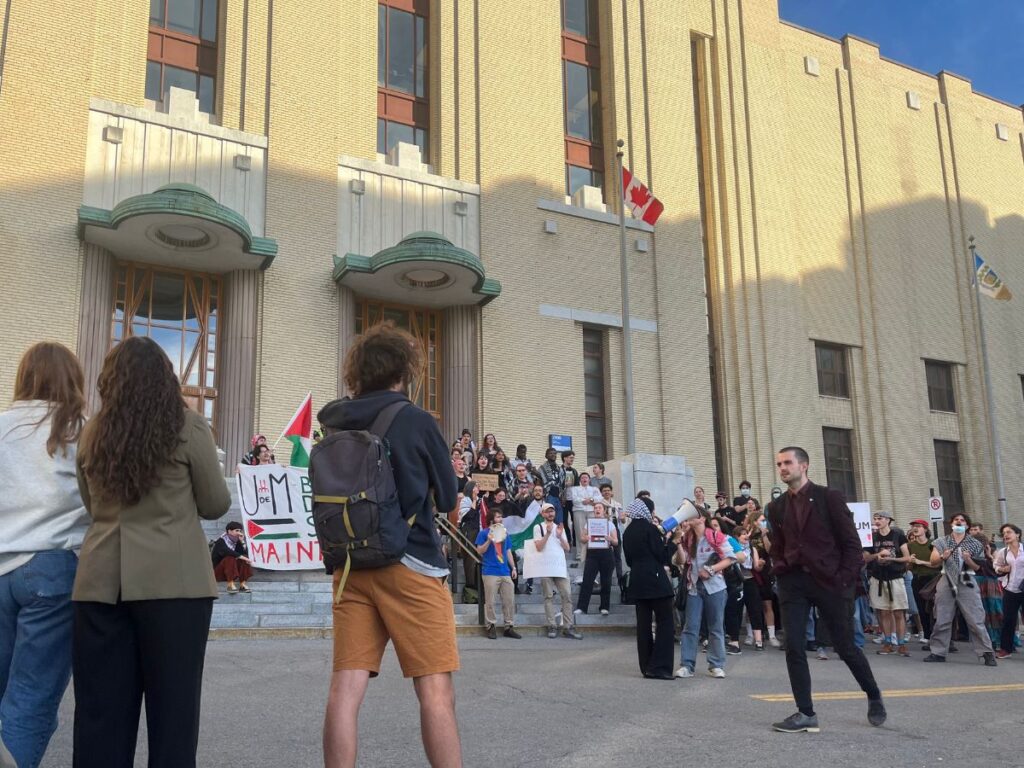 Pour faire pression, une foule s'est réunie lundi aux portes du pavillon Roger-Gaudry, où se tenait l'Assemblée universitaire, le lundi 6 octobre. © Mohammed Aziz Mestiri