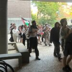 Un cortège étudiant a traversé le campus de l'UdeM pour réclamer une prise de position officielle de l'UdeM sur la Palestine.