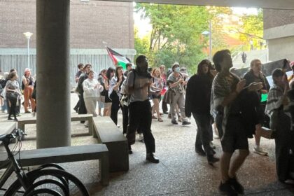 Un cortège étudiant a traversé le campus de l'UdeM pour réclamer une prise de position officielle de l'UdeM sur la Palestine.