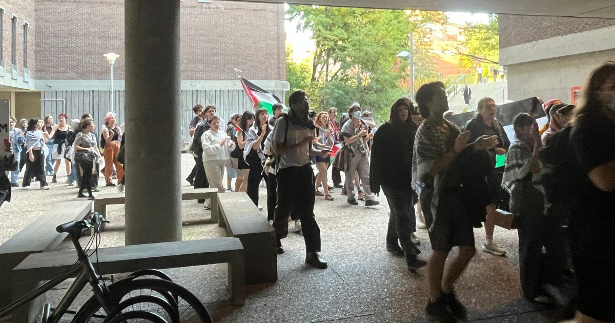 Un cortège étudiant a traversé le campus de l'UdeM pour réclamer une prise de position officielle de l'UdeM sur la Palestine.