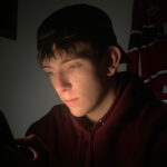 Un jeune Québécois consulte des plateformes de paris sportifs, un phénomène amplifié par les influenceurs et réseaux sociaux.