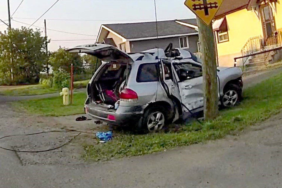 Un vehicule argenté s’est écrasé contre un poteau électrique après avoir tenté de devancer un train du CN à un passage à niveau. Le véhicule a pris son envol avant de s’écraser peu après avoir franchi les rails. accidents de la route, excès de vitesse, sécurité routière, intervention policière, facultés affaiblies
