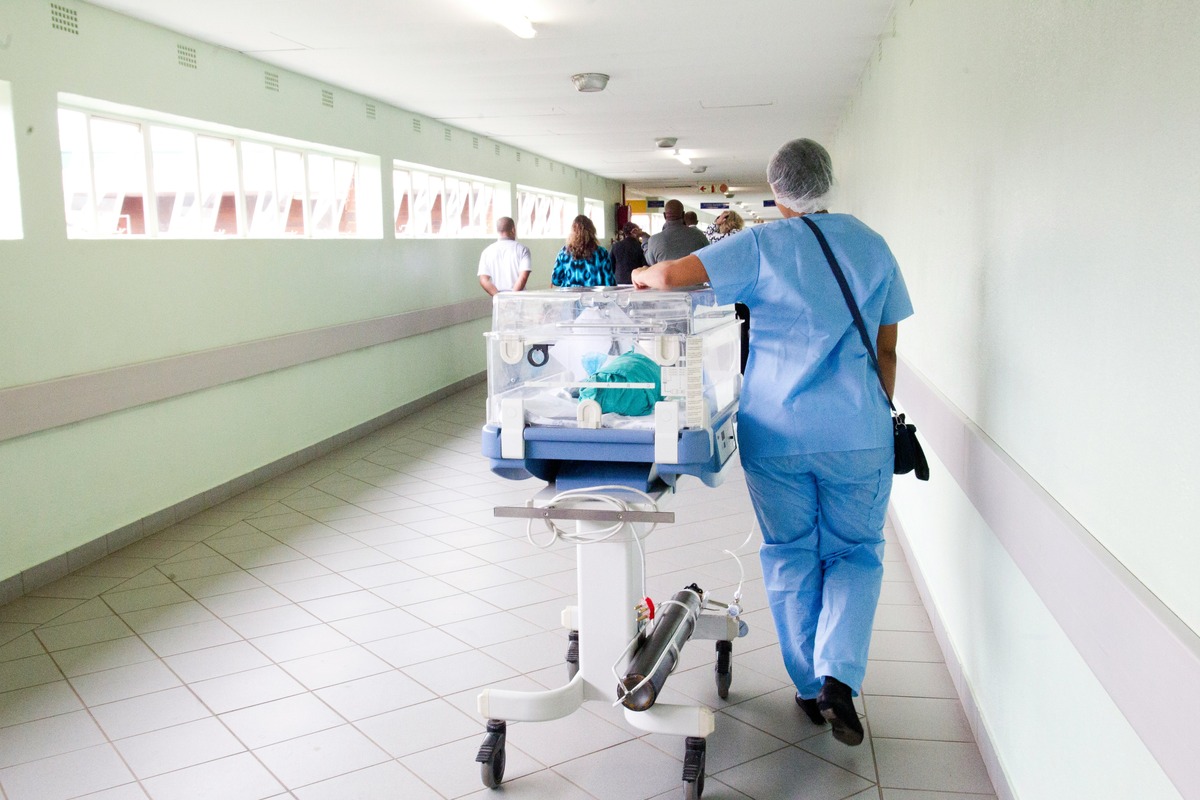 Quand la technologie accompagne la vie Santé, hôpital, IA médicale, transparence, soins infirmiers, innovation, patient, technologie, confiance, humanité