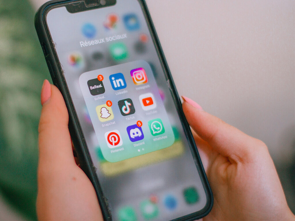 « Nous sommes dans un monde numérique, un monde de performance, ça prend donc des données. Si les GAFAM sont en contrôle, c'est parce qu'ils contrôle la donnée », explique Rachel Jalton, spécialiste en médias sociaux. ©Crédit photo - Unsplash