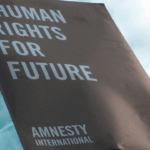 Pancarte de manifestation d'Amnistie internationale.