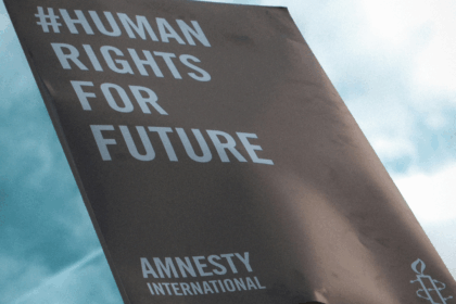 Pancarte de manifestation d'Amnistie internationale.