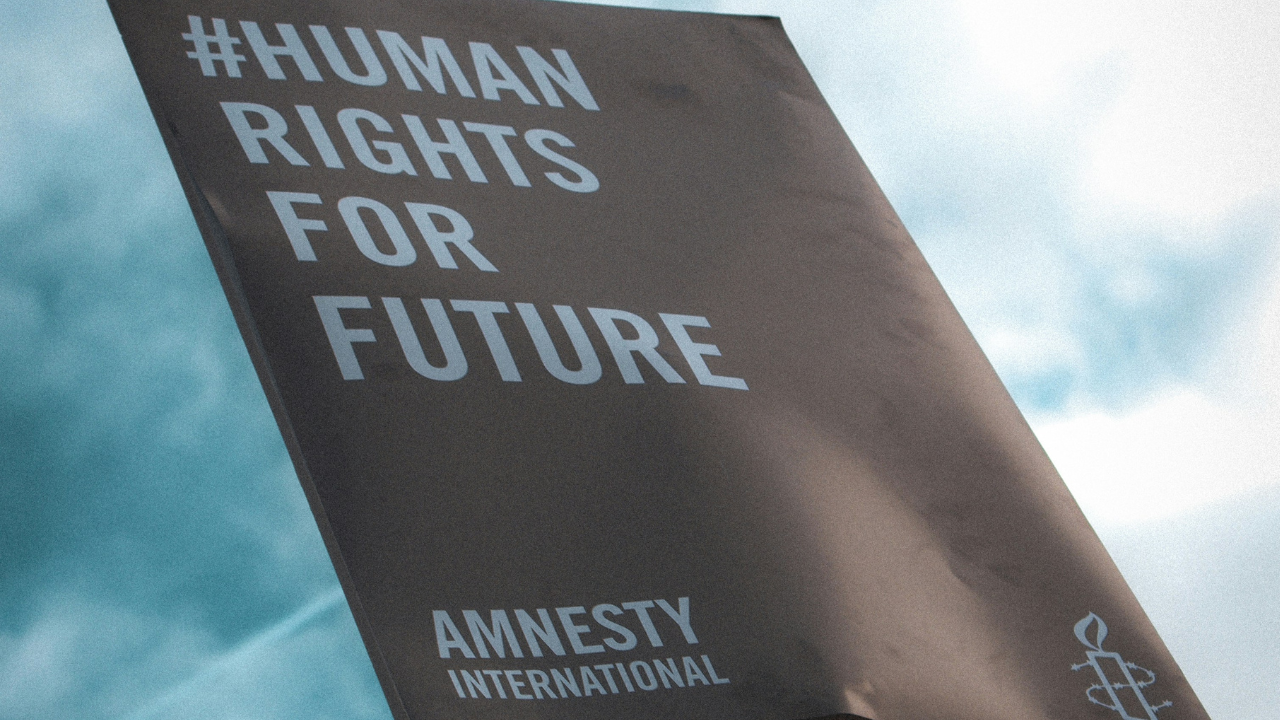 Pancarte de manifestation d'Amnistie internationale.