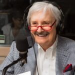 Le journaliste Marc Laurendeau a fait ses débuts en tant qu’humoriste du groupe des années ’70, Les Cyniques. Il estime que le journalisme traditionnel mérite sa place sur les plateformes numériques et les réseaux sociaux.© Radio-Canada - Christian Côté