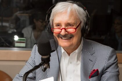 Le journaliste Marc Laurendeau a fait ses débuts en tant qu’humoriste du groupe des années ’70, Les Cyniques. Il estime que le journalisme traditionnel mérite sa place sur les plateformes numériques et les réseaux sociaux.© Radio-Canada - Christian Côté