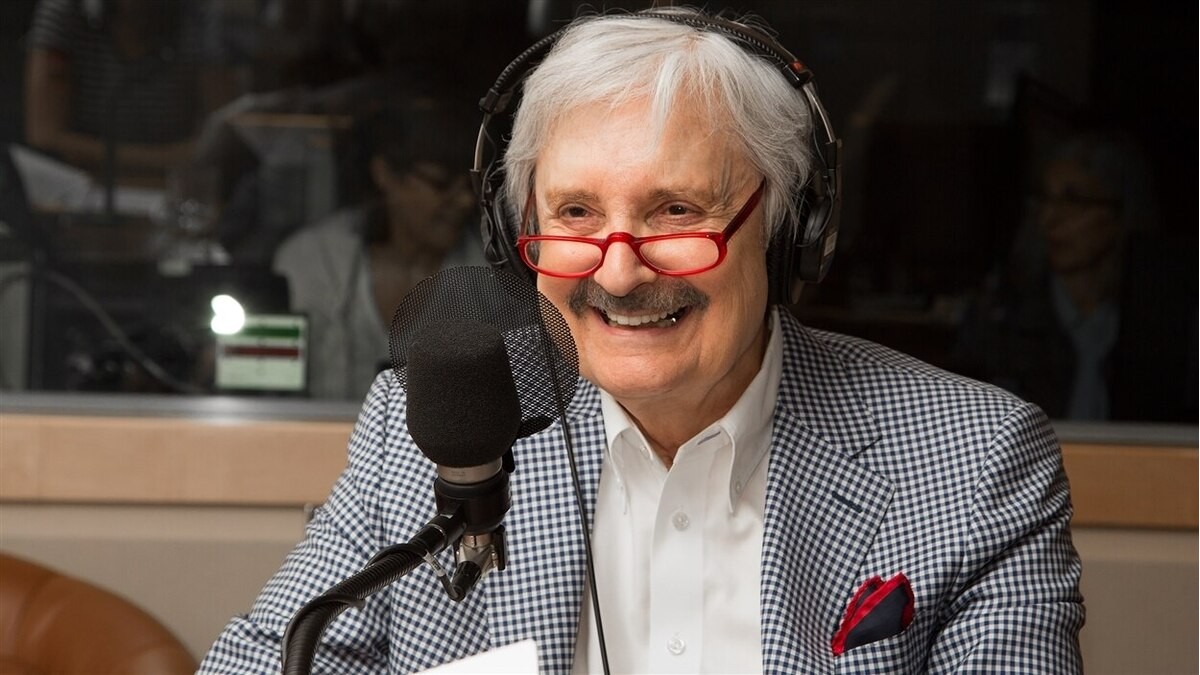 Le journaliste Marc Laurendeau a fait ses débuts en tant qu’humoriste du groupe des années ’70, Les Cyniques. Il estime que le journalisme traditionnel mérite sa place sur les plateformes numériques et les réseaux sociaux.© Radio-Canada - Christian Côté