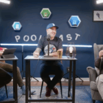 Marco Normandin (au centre) discute de hockey et de pools avec ses collègues lors de l’enregistrement du balado Le Poolcast, produit par HabsolumentFan. Crédit : Capture d'écran