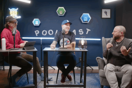 Marco Normandin (au centre) discute de hockey et de pools avec ses collègues lors de l’enregistrement du balado Le Poolcast, produit par HabsolumentFan. Crédit : Capture d'écran