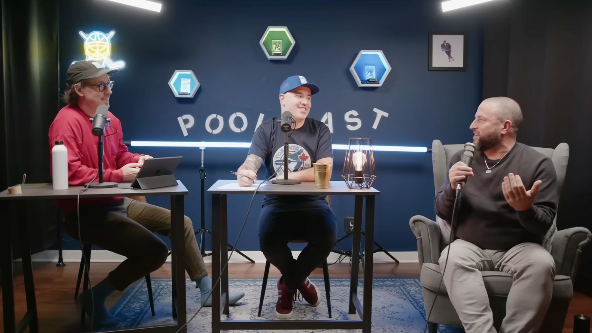 Marco Normandin (au centre) discute de hockey et de pools avec ses collègues lors de l’enregistrement du balado Le Poolcast, produit par HabsolumentFan. Crédit : Capture d'écran