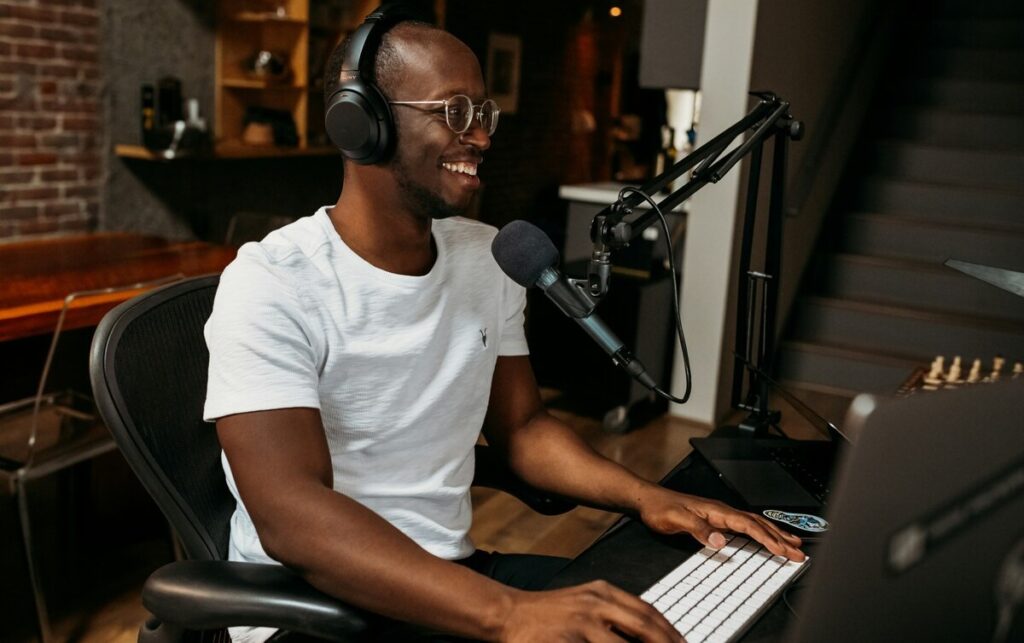 Selon l’Institut de la statistique du Québec, 68% des québécois âgés entre 15 et 29 ans écoutent des balados (podcast) © Kit/Unsplash