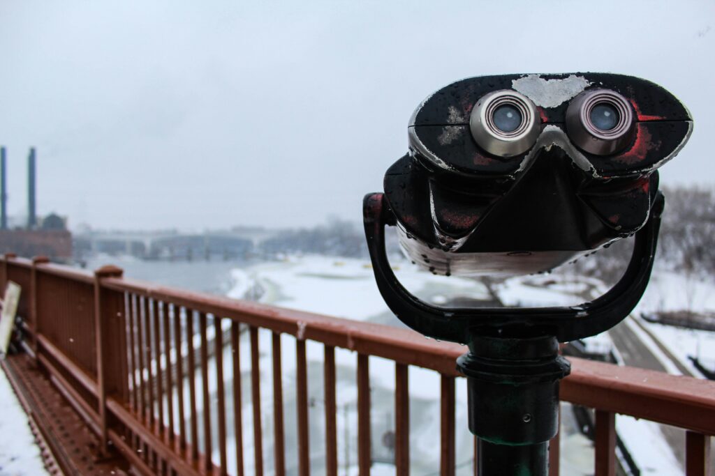 Photo de jumelles de vue permettant de regarder de plus près une partie du paysage.