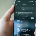 L'objectif de l'AEO est d'être sélectionné par une IA pour fournir une réponse directe et synthétique à une question posée, que ce soit par recherche textuelle ou vocale.