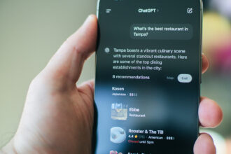 L'objectif de l'AEO est d'être sélectionné par une IA pour fournir une réponse directe et synthétique à une question posée, que ce soit par recherche textuelle ou vocale.