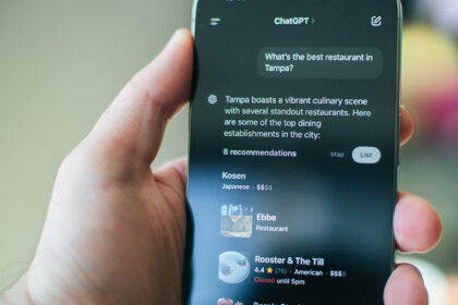 L'objectif de l'AEO est d'être sélectionné par une IA pour fournir une réponse directe et synthétique à une question posée, que ce soit par recherche textuelle ou vocale.