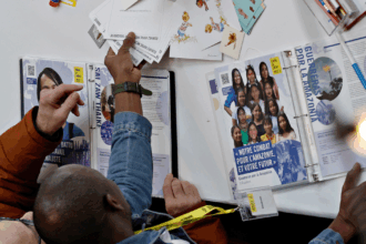 Deux personnes sont en train d'écrire des cartes lors de l'événement Écrire ça libère d'Amnistie internationale