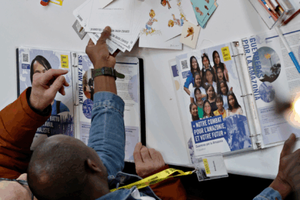 Deux personnes sont en train d'écrire des cartes lors de l'événement Écrire ça libère d'Amnistie internationale