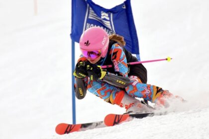 Sarah Buzdugan en pleine course de slalom géant (GS) en 2019