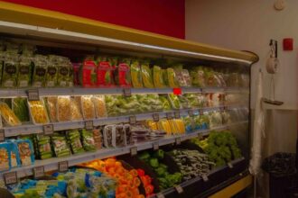 Photo d'un homme qui décide quels légumes acheter dans l'épicerie indépendante Supermarché PA