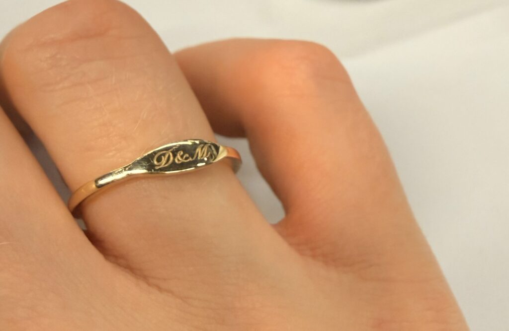 La bague gravée des initiales de ses parents, qu’elle porte chaque jour.