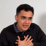 L’étudiant international Santiago Lopez porte les mains à son cœur pour exprimer son attachement au Québec lors d'un témoignage sur l'abolition du PEQ.