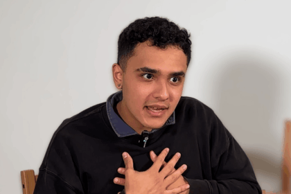 L’étudiant international Santiago Lopez porte les mains à son cœur pour exprimer son attachement au Québec lors d'un témoignage sur l'abolition du PEQ.