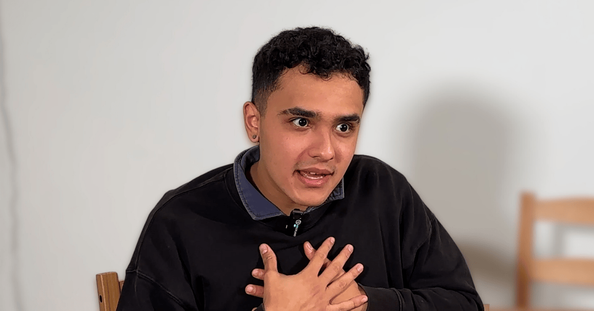 L’étudiant international Santiago Lopez porte les mains à son cœur pour exprimer son attachement au Québec lors d'un témoignage sur l'abolition du PEQ.