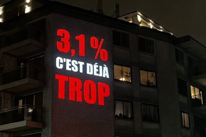 « 3,1% c’est déjà trop » est projeté sur un immeuble de Parc Extension