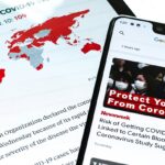 Une Samsung Galaxy Tab S et un Google Pixel 3XL affichent des informations sur le coronavirus.