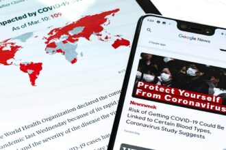 Une Samsung Galaxy Tab S et un Google Pixel 3XL affichent des informations sur le coronavirus.