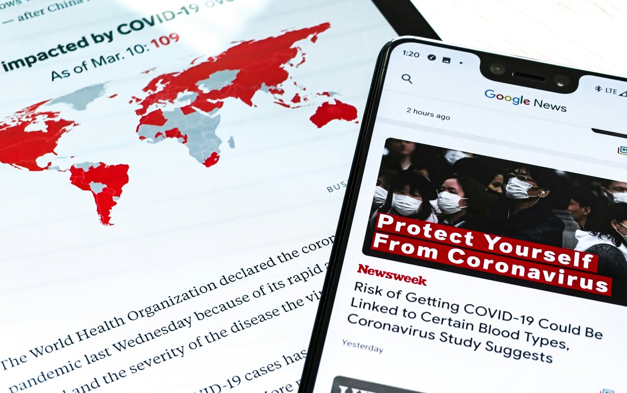 Une Samsung Galaxy Tab S et un Google Pixel 3XL affichent des informations sur le coronavirus.