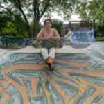 Frédérique Luyet, skateboardeuse et bénévole au skatepark Projet 45 pose entre les modules avec sa planche.