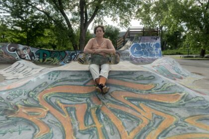 Frédérique Luyet, skateboardeuse et bénévole au skatepark Projet 45 pose entre les modules avec sa planche.