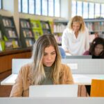 Les bibliothèques s'ajustent à l'ère du numérique. Crédits: Kampus Production.
