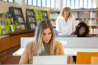 Les bibliothèques s'ajustent à l'ère du numérique. Crédits: Kampus Production.