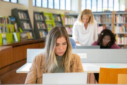 Les bibliothèques s'ajustent à l'ère du numérique. Crédits: Kampus Production.