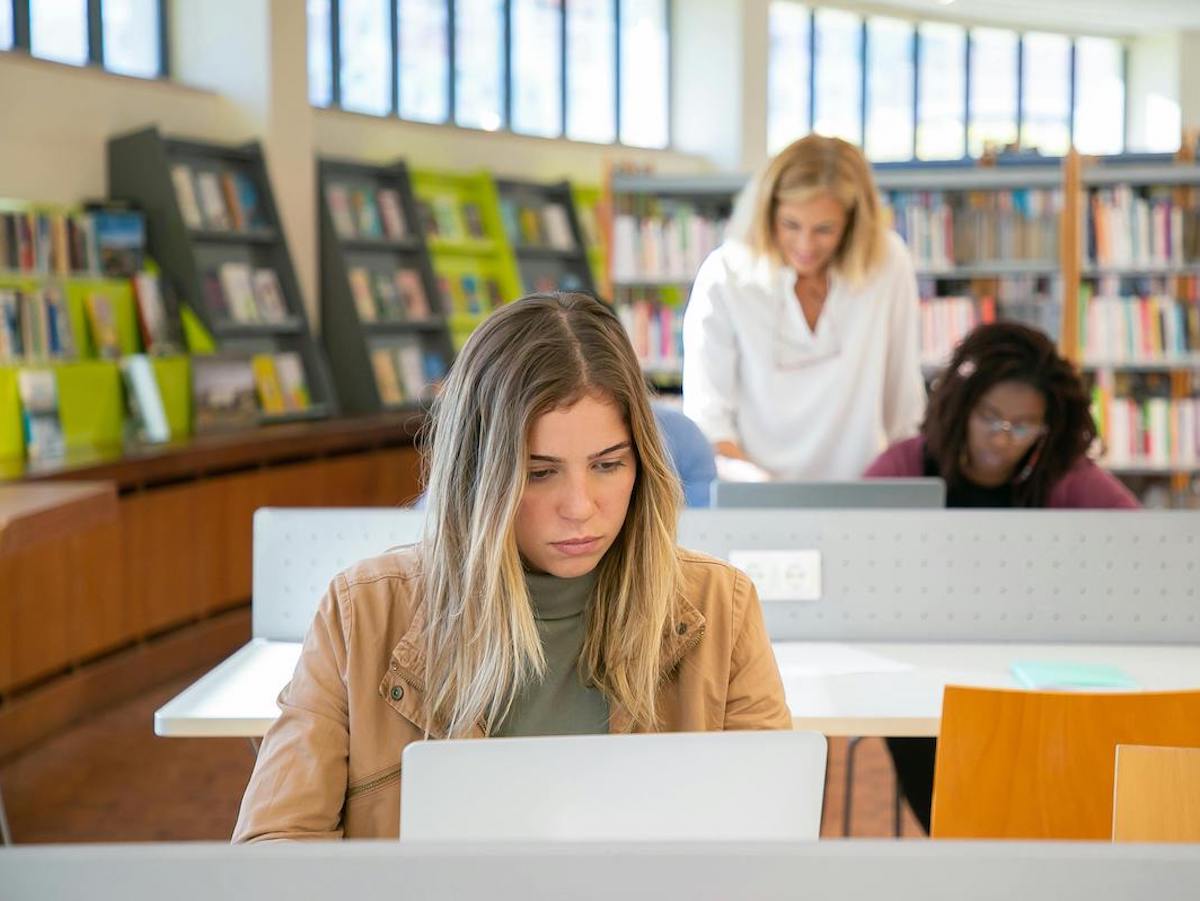 Les bibliothèques s'ajustent à l'ère du numérique. Crédits: Kampus Production.