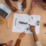 Brainstorm dans une salle de rédaction d'un journal