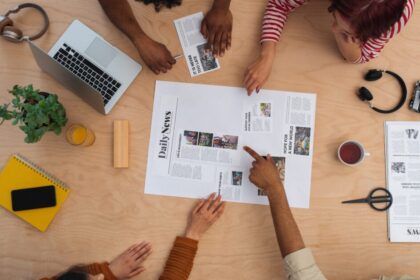 Brainstorm dans une salle de rédaction d'un journal