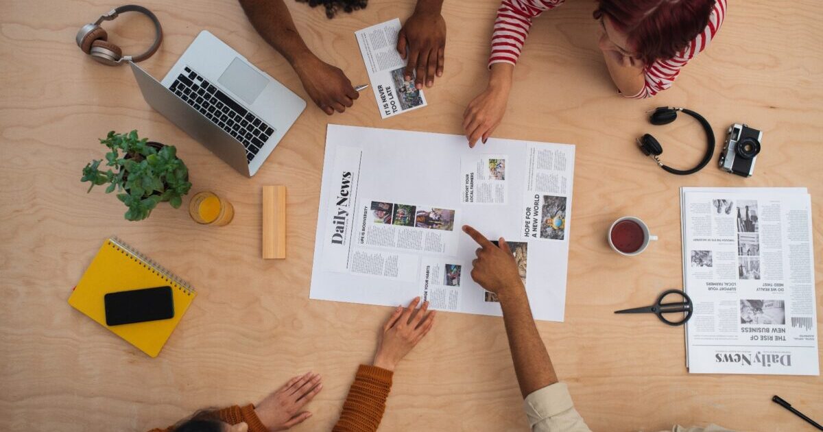 Brainstorm dans une salle de rédaction d'un journal