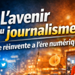 Un journaliste filme une scène avec son téléphone monté sur un stabilisateur, tandis qu’un autre travaille devant plusieurs écrans affichant des contenus numériques et des interfaces de réseaux sociaux